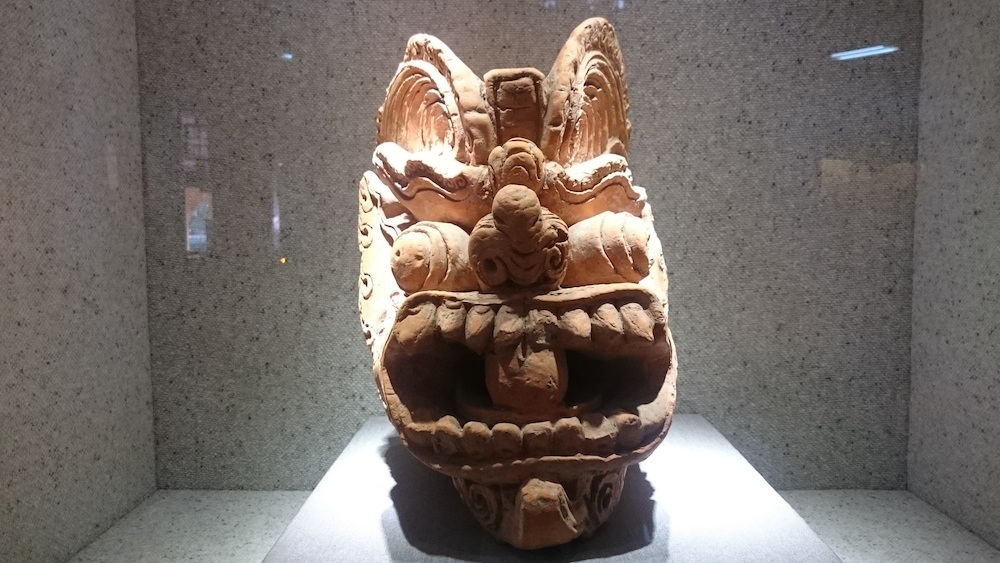 Đầu sư tử bằng đất nung, thời Lý thế kỷ 11-13. Trang trí kiến trúc hoặc đầu máng xối nước, hình thức này xuất hiện phổ biến dưới thời Lý- Trần thế kỷ 11-14.