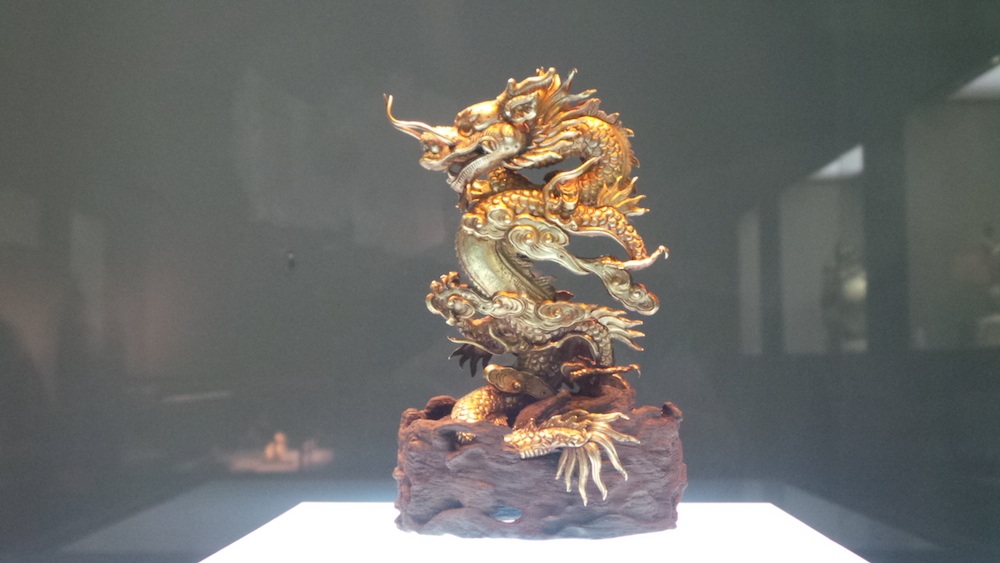 
Tượng rồng vàng thời Nguyễn thế kỷ 19-20, thuộc bộ sưu tập hiện vật cung đình triều Nguyễn.
