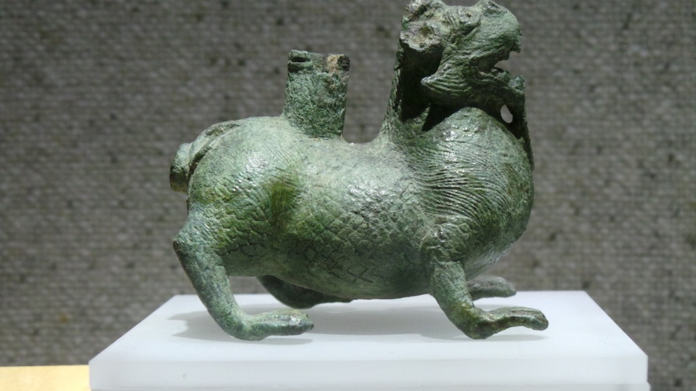 Tích tà là linh vật có nguồn gốc Á đông, hình thức giống như Sư tử có cánh, đây là linh vật trấn giữ mang ý nghĩa trừ tà, xua đuổi điều xấu mang lại điều tốt lành.