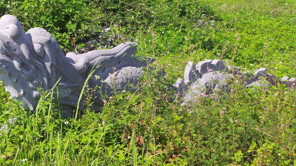 
Nhiêug hạng mục nằm trong quần thể khu vực tượng đài bị cỏ dại bao phủ gần như kín.
