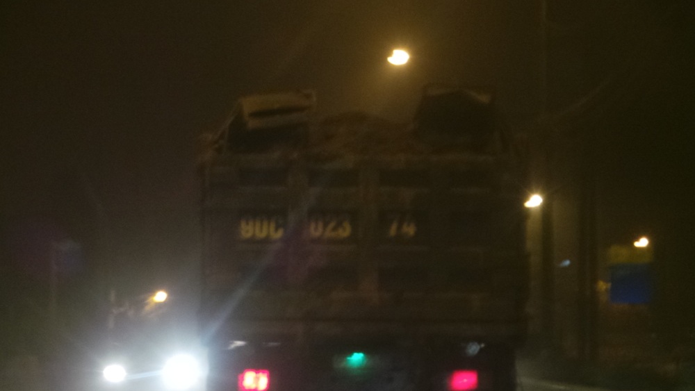 
Ảnh một chiếc xe tải chở đất từ ngõ 622 Minh Khai lưu thông trên đường đê Nguyễn Khoái.
