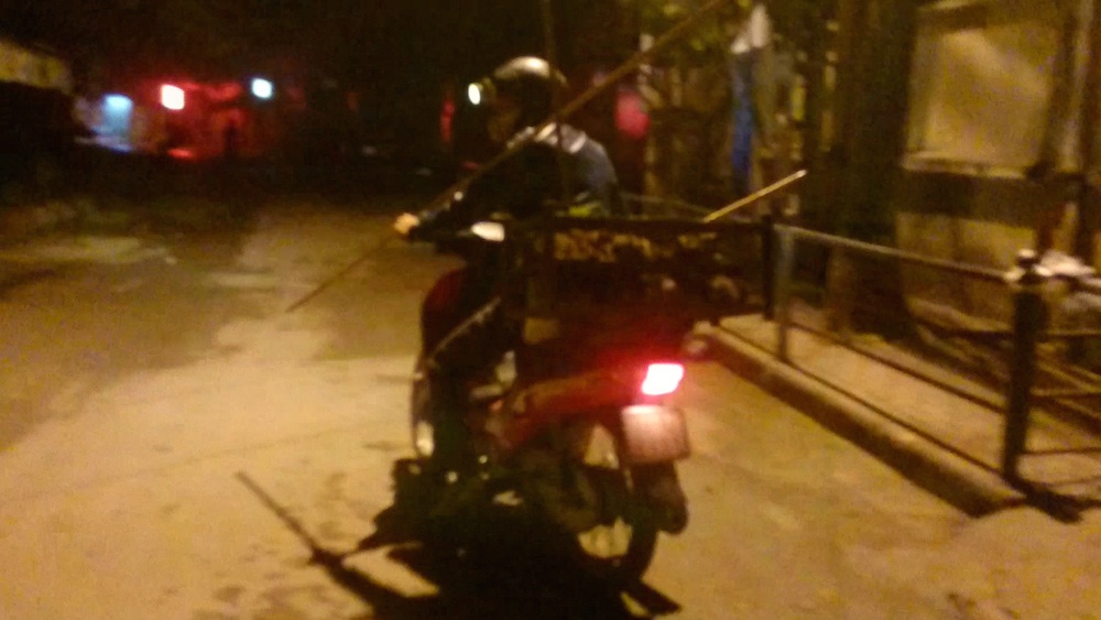 Hà Nội: Săn chuột cống kiếm tiền triệu mỗi đêm - 1 Hàng đêm những người thợ săn chuột cống lần mò khắp thành phố để săn chuột.