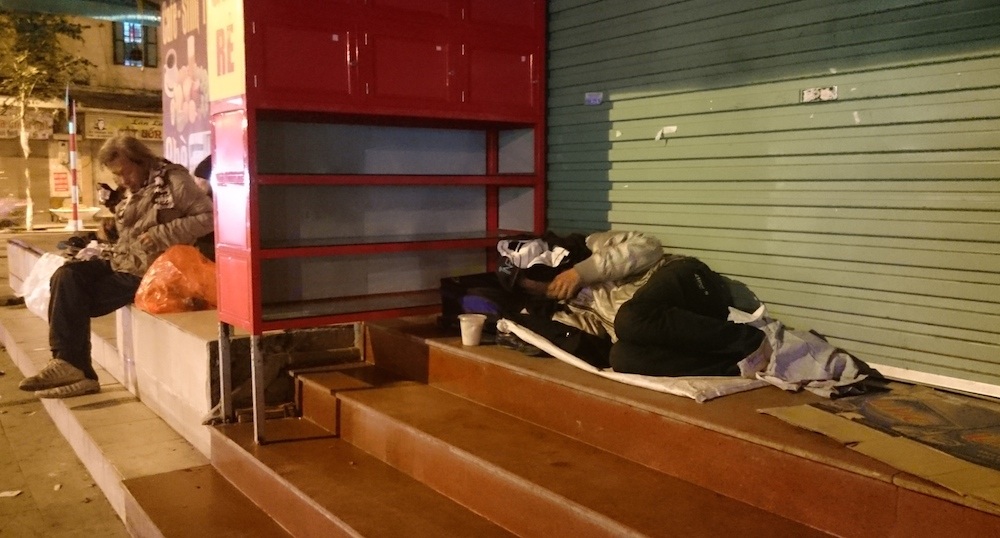 
Không có chăn, họ dùng bao tải làm chiếu và áo rét làm chăn để ngủ.
