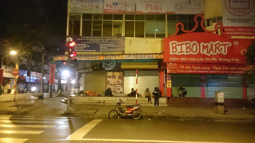 
Góc phố Tràng Thi, nơi tập trung khá đông người vô gia cư. Họ đến từ nhiều nơi trên cả nước. Dưới cái lạnh 10 độ C, họ cố tìm cho mình một góc kín gió, nằm co ro bên vỉa hè.
