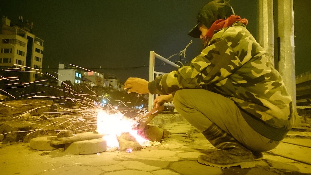 Những người hành nghề xe ôm thì chọn cách đốt lửa để giữ ấm cho mình.