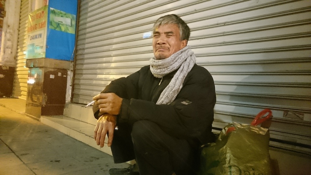 Hà Nội: Người vô gia cư run rẩy chống chọi với cái rét thấu xương - 9