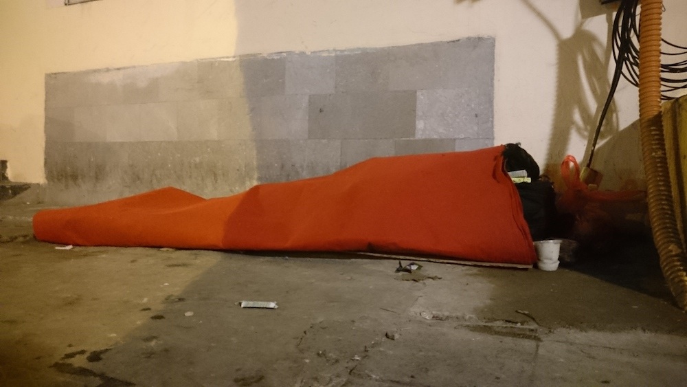 Hà Nội: Người vô gia cư run rẩy chống chọi với cái rét thấu xương - 5