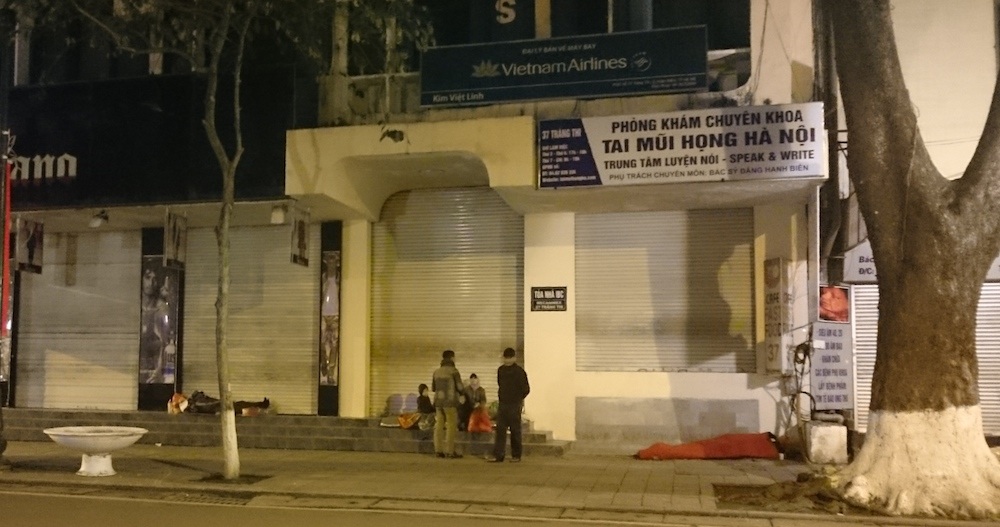 Nhiều bạn trẻ đã mang quần áo, đồ ăn, thậm chí cả tiền để giúp đỡ người vô gia cư.