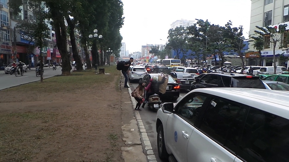 Vô tư như...người đi bộ - 7 Thói quen sang đường một cách tùy tiện đã ngấm vào người đi bộ từ xưa đến nay.
