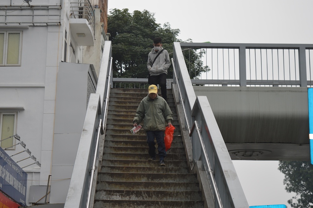 Cầu vượt dành cho người đi bộ nhưng số lượng người sử dụng rất ít.