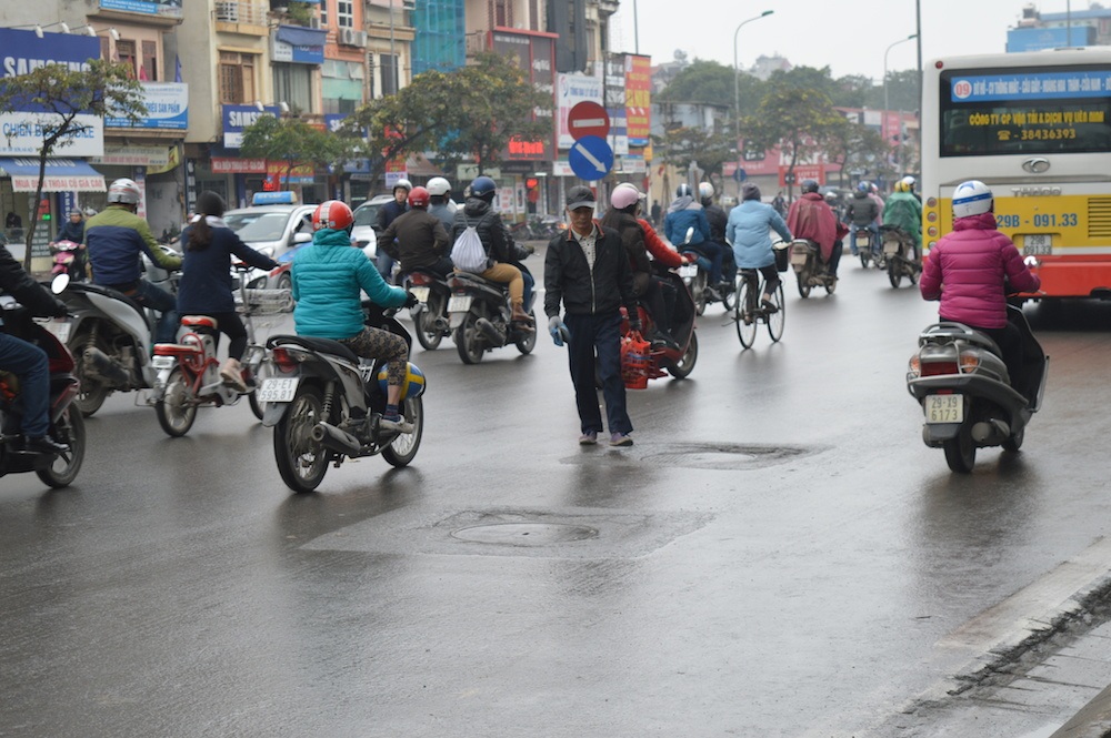 Một người đánh giày sang đường tùy tiện, không chấp hành luật lệ giao thông như đi không đúng vạch chỉ dẫn.