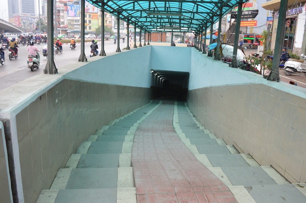 Rất nhiều hầm dành cho người đi bộ sang đường, tuy nhiên những căn hầm này bị người đi bộ phớt lờ.