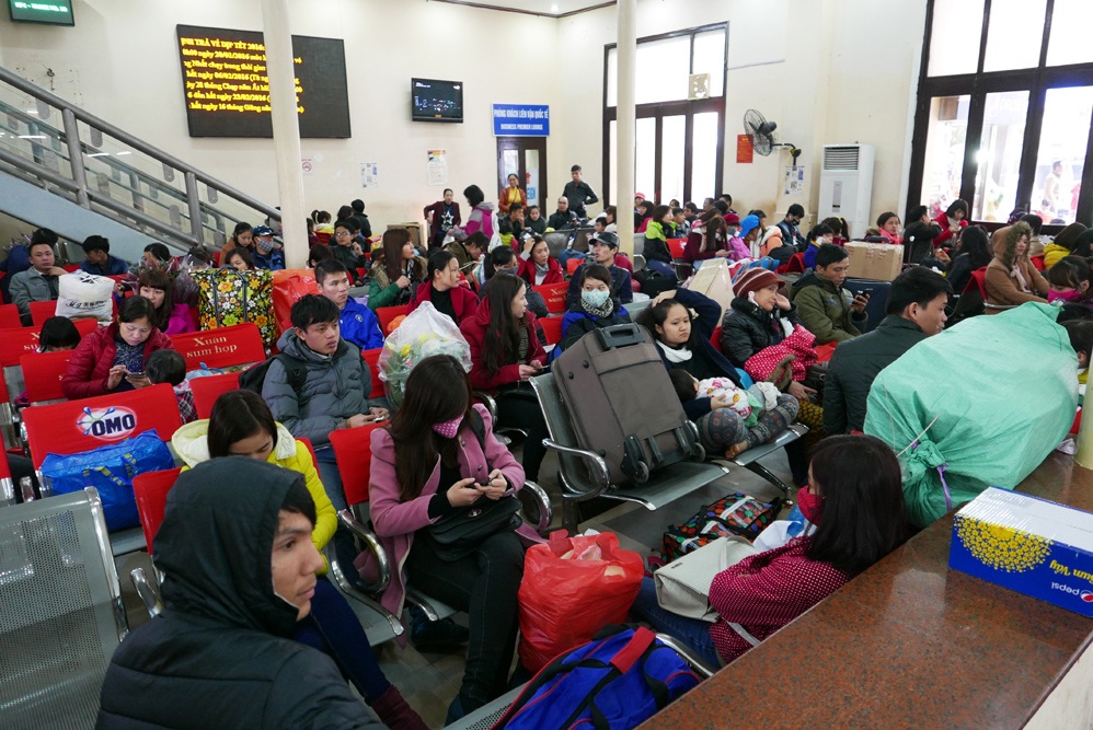 
5/2, ngày làm việc cuối cùng của các cơ quan ở Hà Nội trước khi nghỉ Tết Nguyên đán cũng là cao điểm tại các bến tàu, xe khi người dân ở xa về quê ăn Tết cùng gia đình. Từ sáng, nhà chờ Ga Hà Nội khá đông hành khách đợi tàu.
