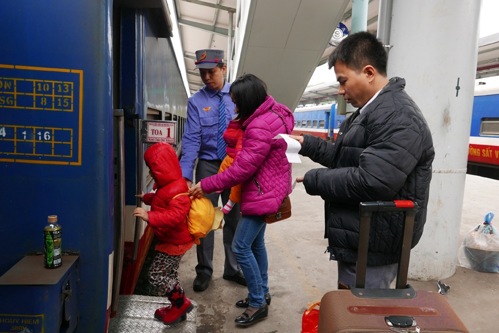 Một gia đình lên tàu thong thả - điều hiếm gặp ở những chuyến tàu Tết mọi năm.