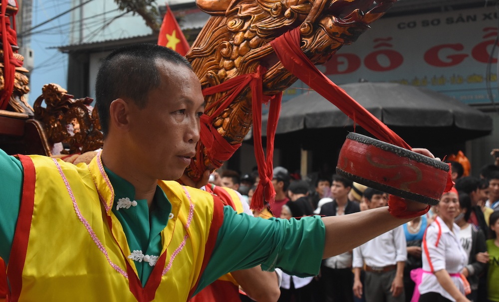 Người chỉ trống có vai trò vô cùng quan trọng trong lúc rước kiệu. Mỗi một nhịp trống đều là một ký hiệu riêng. Phủ giá phải thuộc được từng nhịp trống mới có thể luân chuyển từ vai này sang vai kia, hay việc lên cao hạ xuống của kiệu.