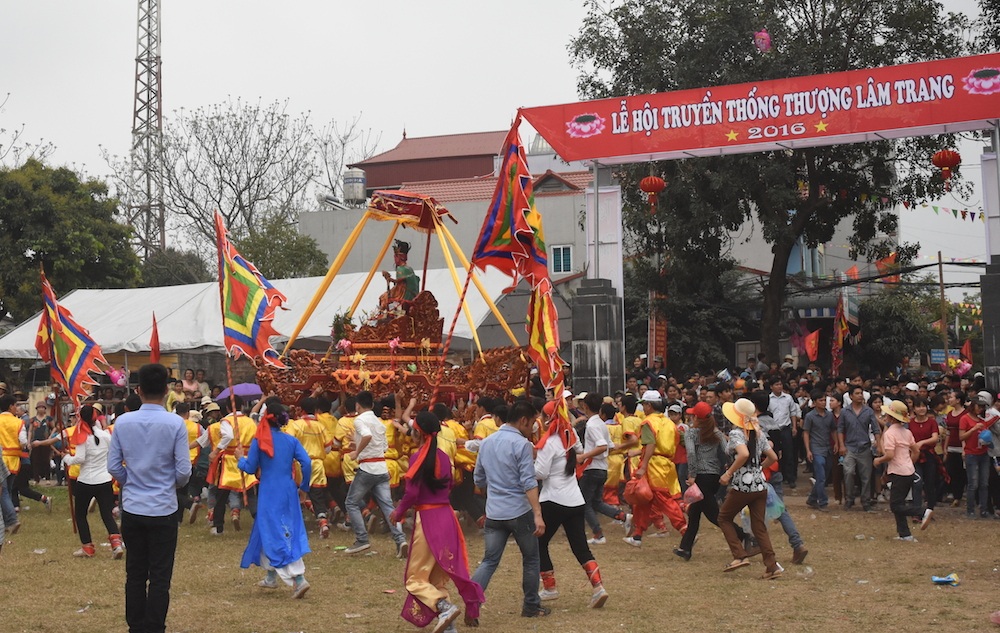 Kiệu rước trong lễ hội được chia làm hai loại là đòn 4 và đòn 8. Kiệu đòn 4 chỉ rước sắc phong, hoa quả. Trong khi đó kiệu đòn 8 rước tượng.