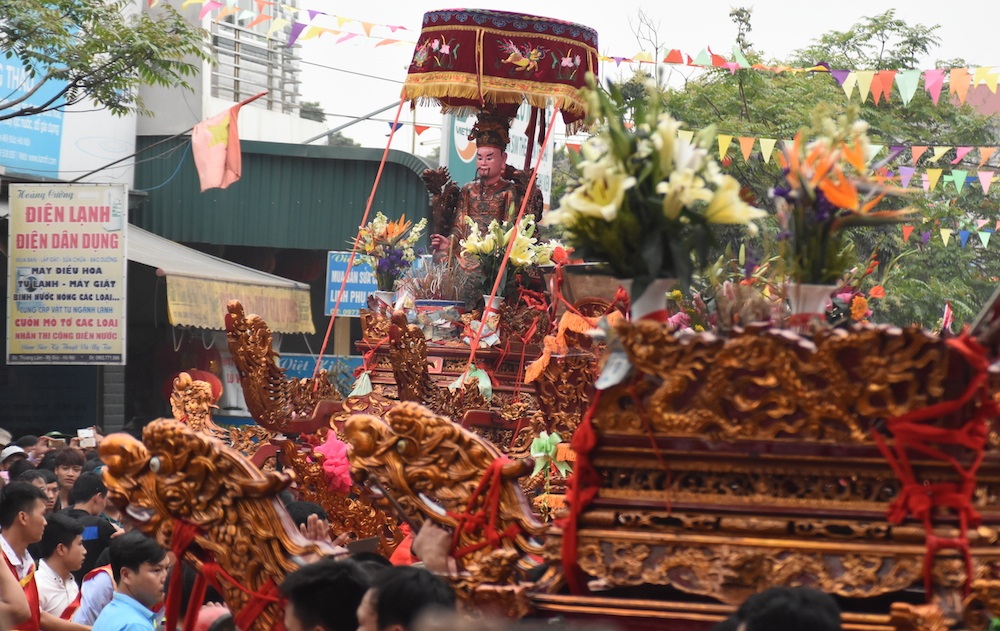 
Trong các ngày diễn ra lễ hội, các vị thánh thần được người dân địa phương rước đi tham quan, vãn cảnh ở mảnh đất mà họ đã làm nên những kỳ tích trong công cuộc đấu tranh dựng nước và giữ nước.
