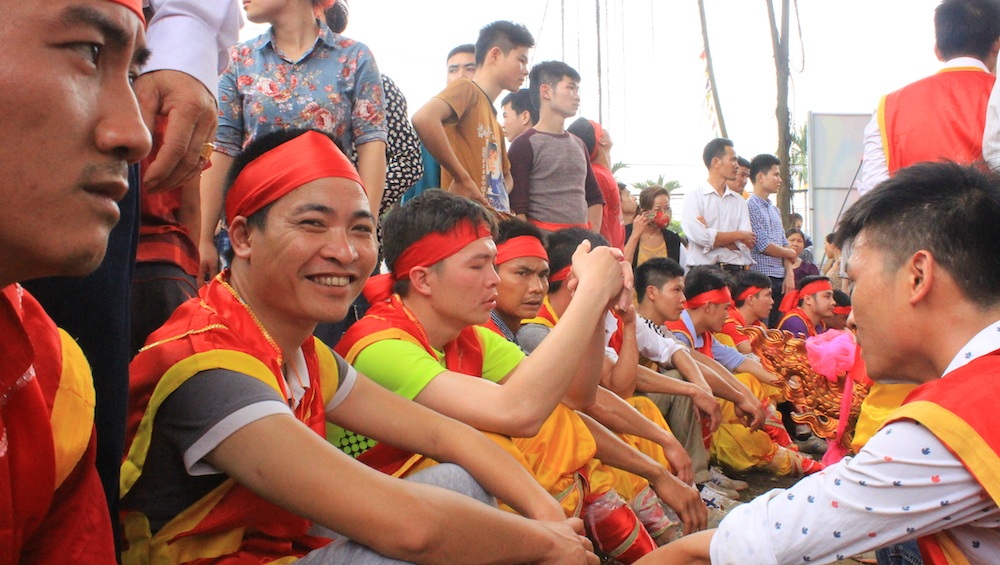 Việc được làm một chân phủ giá là điều vô cùng vinh dự và tự hào đối với các nam thanh niên. Vì thế họ vẫn luôn tươi cười mặc dù đã rước kiệu thông ba ngày.