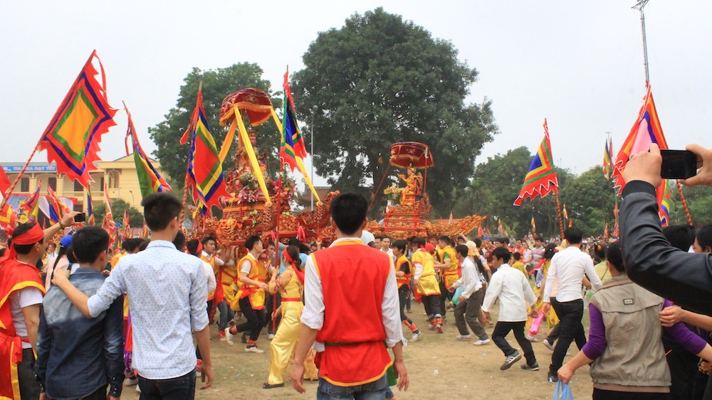 
Ngày thứ 2 của lễ hội (12/2 âm lịch) ngay từ sáng sớm đoàn rước kiệu của xã Thượng Lâm sang đón đoàn rước kiệu của xã Đồng Tâm, sau đó hai bên cùng đưa các vị thánh thần về trung tâm lễ hội của xã Thượng Lâm ngự. Buổi chiều các cụ bô lão hai xã làm lễ tế.
