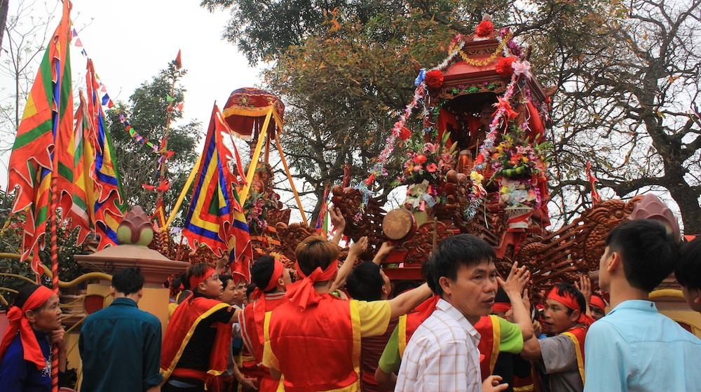 Ngày thứ nhất của lễ hội (11/2 âm lịch) nhân dân hai xã Thượng Lâm và Đồng Tâm sẽ đưa các vị thần đi vãn cảnh ở xã mình sau đó về ngự ở sân vận động trung tâm hai xã.