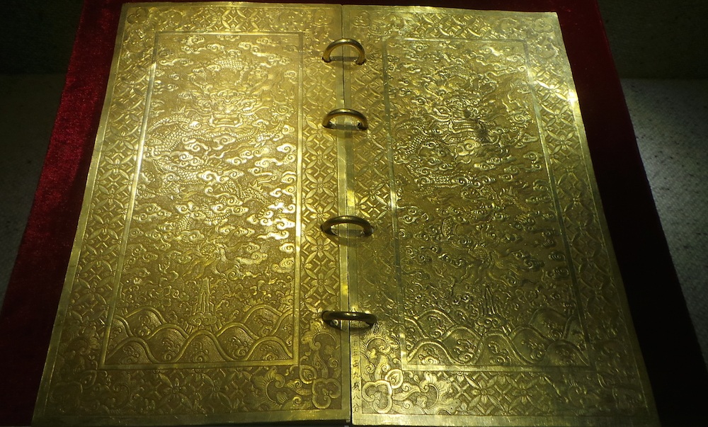 
Kim sách được làm bằng vàng, niên hiệu Gia Long thứ 5 (1806). Hoàng đế Gia Long ca tụng công đức và truy đẳng tôn hiệu cho chúa Nguyễn Hoàng là Thái Tổ Gia Dụ Hoàng Đế. Chúa Nguyễn Hoàng (1525-1613) là người đầu tiên vào lập nghiệp và xây dựng chính quyền Chúa Nguyễn ở Đàng Trong. Tạo tiền đề cho việc lập Triều Nguyễn sau này. Sách gồm có 5 tờ, hai bìa trước và sau trang trí hình rồng mây, 3 tờ ruột khắc sách văn.
