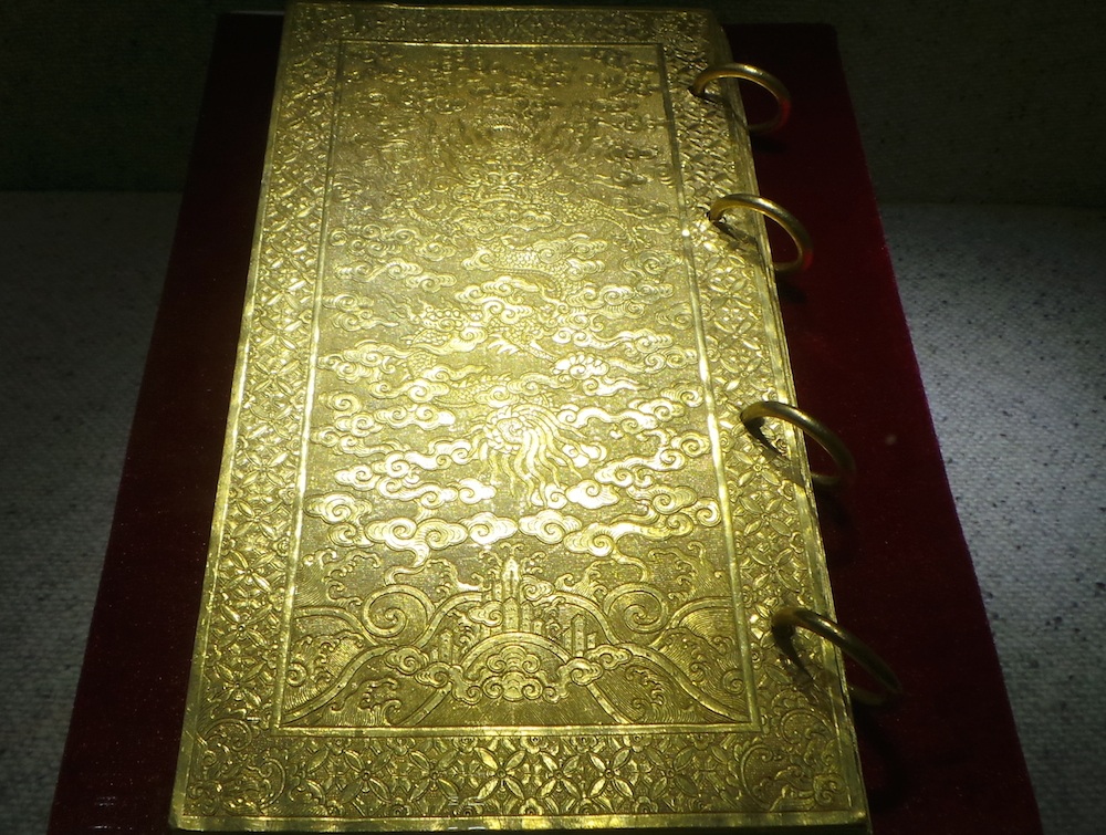 
Kim sách bằng vàng niên hiệu Gia Long thứ 18 (1819). Tháng giêng năm Canh Thìn (1820) Thái Tử Nguyễn Phúc Đảm lên ngôi Hoàng đế tại điện Thái Hoà, kinh đô Huế, đặt niên hiệu là Minh Mệnh. Bá quan văn võ ca ngợi tài đức của ông. Sau khi lên ngôi Hoàng đế Minh Mệnh (1791 -1841) tiếp tục hoàn thiện việc xây dựng kinh thành Huế, tiến hành cải cách hành chính, kinh tế với quy mô lớn trên toàn quốc, đưa đất nước phát triển nhiều lĩnh vực.
