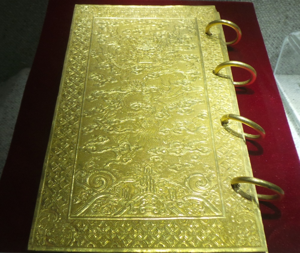 Kim sách bằng vàng niên hiệu Thiệu Trị thứ nhất (1841). Hoàng đế Thiệu Trị ca tụng công đức và dâng tôn thụy cho Hoàng phụ Minh Mệnh là Thế Thiên Xương Vận Chí Hiếu Thuần Đức Văn Võ Minh Đoàn Sáng Thuật Đại Thành Hậu Trạch Phong Công Nhân Hoàng đế miều hiệu là Thánh Tổ (ThánhTổ Nhân Hoàng đế). Sách gồm có 9 tờ, hai tờ bìa trang trí rồng mây, 7 tờ ruột khắc sách văn.