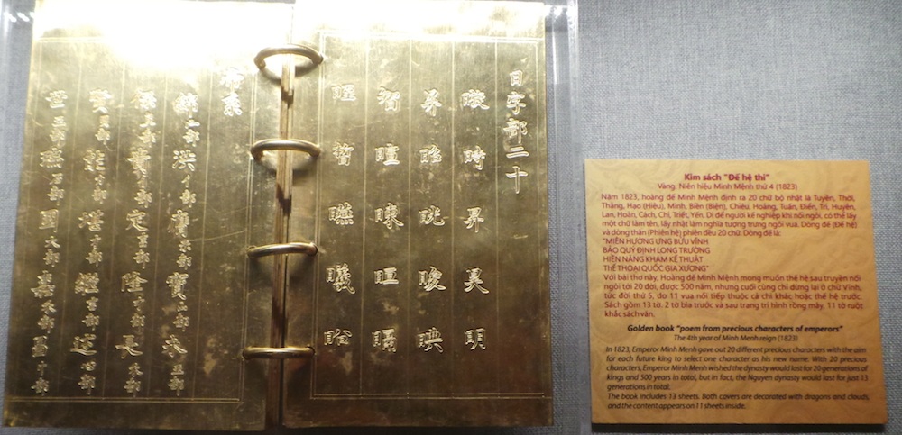 Kim sách “Đế hệ thi” được làm bằng vàng niên hiệu Minh Mệnh thứ 4 (1823). Năm 1823 hoàng đế Minh Mệnh đề ra 20 chữ. Để người kế nghiệp khi nối ngôi có thể lấy một chữ làm tên, lấy nhật làm chữ tượng trưng ngôi vua. Hoàng đế Minh Mệnh mong muốn thế hệ sau truyền nối đến 20 đời nhưng cuối cùng chỉ dừng lại ở 5 đời.