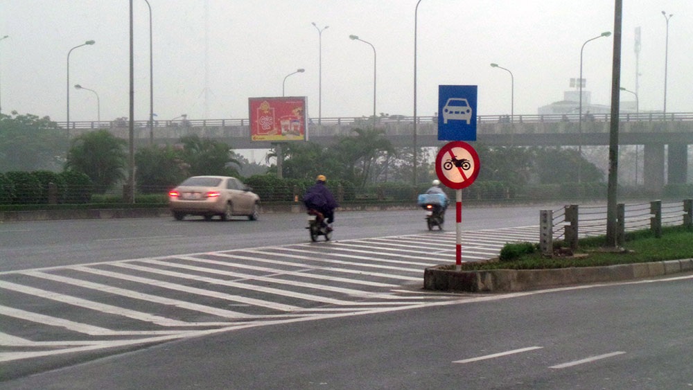Xe máy "đánh đu với tử thần" trên đại lộ Thăng Long - 1
Biển cấm xe máy tại đầu vào đại lộ Thăng Long (điểm giao với đường Phạm Hùng). Từ ngày 8/1/2011, Bộ GTVT đã ban hành quyết định cấm 5 nhóm đối tượng không được tham gia giao thông trên đại lộ Thăng Long, trong đó có xe mô tô hai bánh, xe mô tô ba bánh, xe thô sơ...