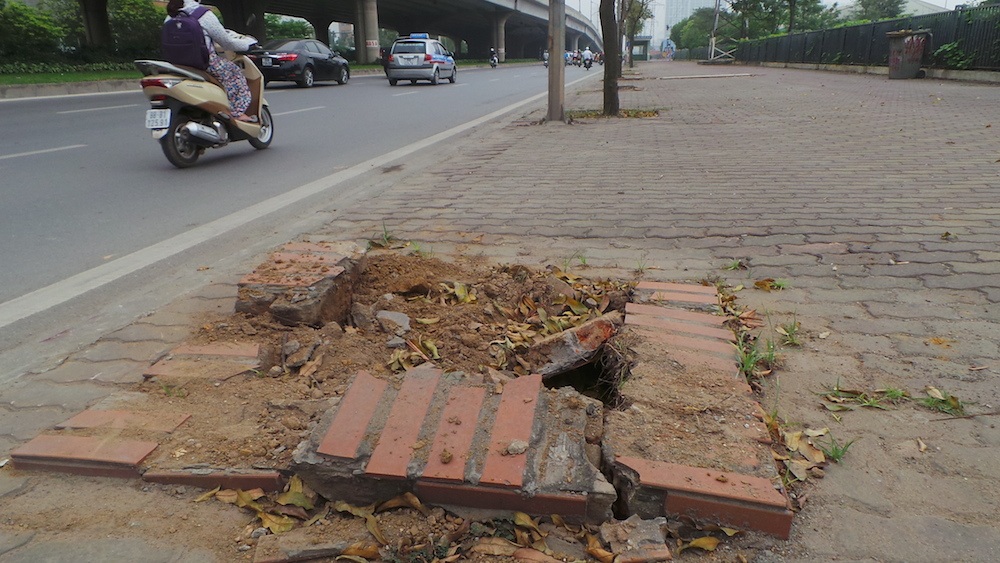 
Sau khi Dân trí phản ánh về tình trạng hàng loạt cây sấu chết khô trên tuyến đường Phạm Hùng và Khuất Duy Tiến, cơ quan chức năng đã nhổ bỏ toàn bộ những cây sấu đã chết.
