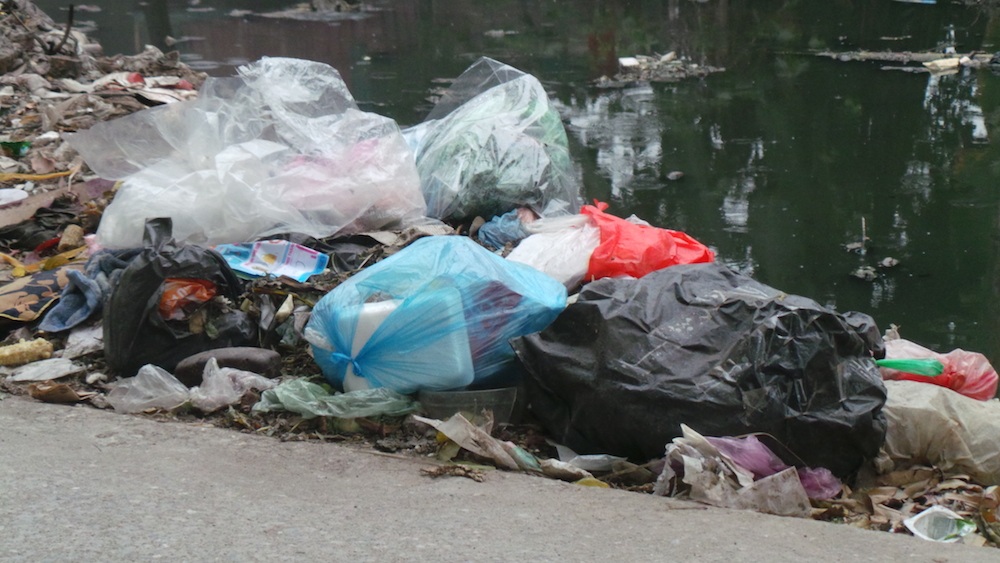 
Một đống rác xuất hiện trên bờ mương nước sau khi nơi đây vừa được chính quyền dọn dẹp sạch sẽ. Ngoài hạn chế quy hoạch phát sinh trong quá trình đô thị hoá khu vực, ý thức của người dân cũng góp phần khiến môi trường mương nước ô nhiễm.
