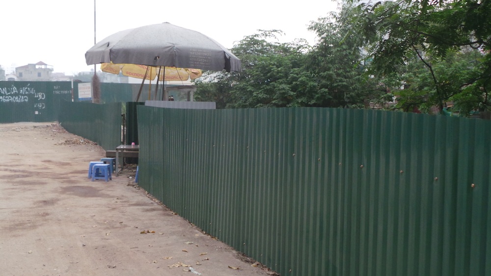 
Hàng rào tôn khổ nhục kế trước mương nước ở Tổ 8, phường Yên Hoà (Cầu Giấy, Hà Nội).
