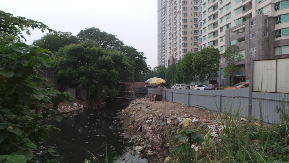 
Theo đại diện chính quyền phường Yên Hoà, lý do phải dùng khổ nhục kế quây rào tôn vì rất nhiều người dân thiếu ý thức liên tục ném rác xuống mương. Khả năng lưu thông nước của đoạn mương này khá kém càng khiến rác thải bốc mùi hôi thối, ô nhiễm trầm trọng.
