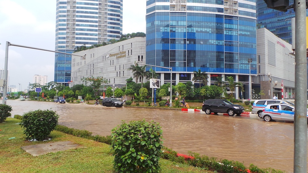 
Toà nhà cao nhất Việt Nam (Keangnam) với 72 tầng nhà, cao 336m lúc 16h chiều vẫn bị bao vây trong biển nước.
