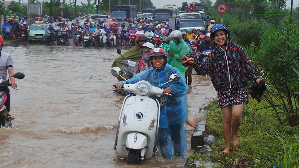 Hàng nghìn người vật vã "lội sông", bắt cá ở Đại lộ Thăng Long - 1
Cơn mưa lớn kéo dài đêm qua đã làm cho nhiều tuyến đường ở Hà Nội chìm sâu trong nước. Tại đại lộ Thăng Long có nhiều hầm dân sinh, tuyến đường dân sinh dọc đại lộ cũng bị ngập úng nghiêm trọng. Giao thông trong giờ cao điểm bị ùn ứ. Nhiều người không thể đến nơi làm việc.