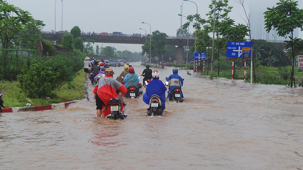 Nhiều người khi biết đường ngập và cũng được cảnh báo trước nhưng vẫn cố để đi qua khu vực ngập lụt và xe bị chết máy.