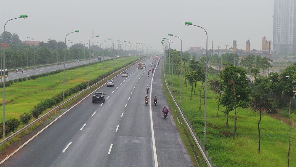 Hàng nghìn xe máy đã quay đầu rồi đi vào đường cao tốc đại lộ Thăng Long.