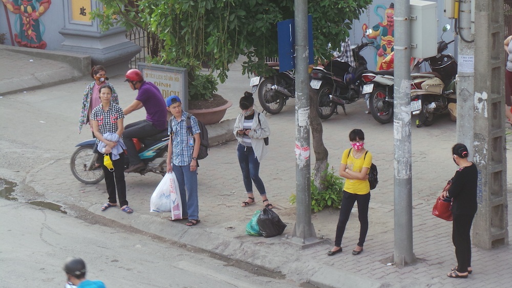 Mặc dù điểm bus này đã chuyển đi, nhưng hàng ngày có nhiều hành khách đi xe vẫn đứng ở điểm cũ cạnh cổng đình Mai Dịch để đợi xe.