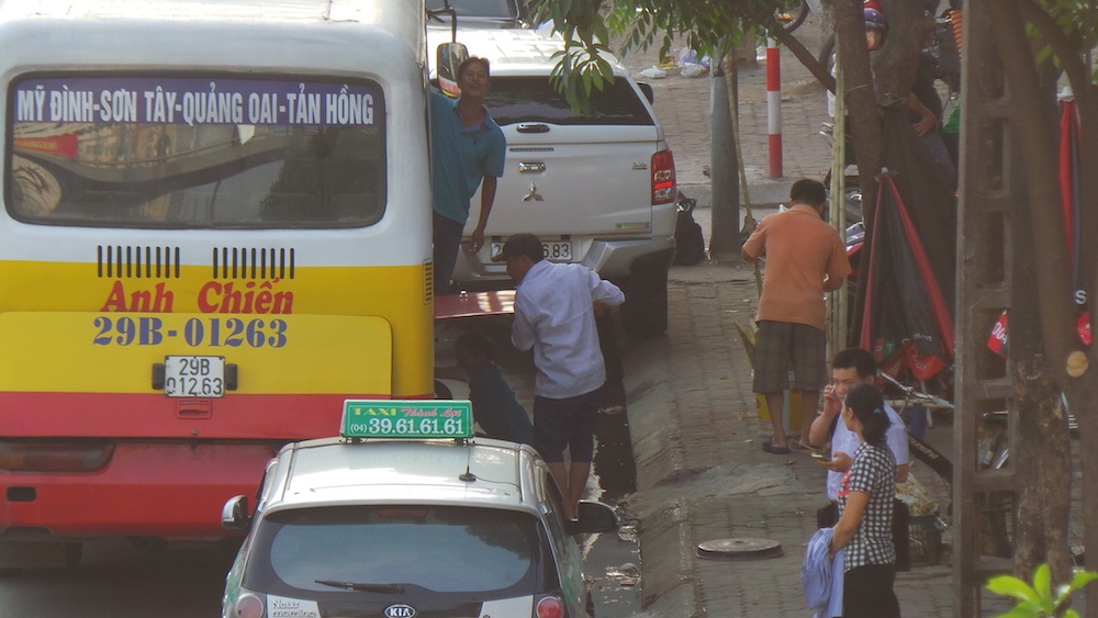 Nhà xe này ngang nhiên bắt khách, bất chấp luật cấm đỗ dừng. Việc thay đổi điểm xe bus này là cho cả tuyến đường Hồ Tùng Mậu đoạn từ đình Mai Dịch đến qúa số nhà 52 như một bến cóc xe dù.