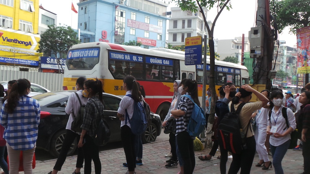 
Trước đó điểm bus này được đặt ở cạnh cổng ra vào đình Mai Dịch, không hiểu sao được di dời về đây. Tuy nhiên người dân sống ở đây cho biết việc di dời điểm bus này về đây họ không được báo trước. Điều đó dẫn đến khu vực này giao thông vô cùng lộn xộn.

