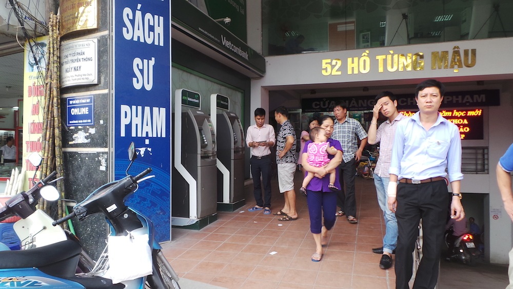 Dọc tuyến đường này có nhiều nhà sách, hộ kinh doanh, ngân hàng. Ngay gần điểm bus có hai cây rút tiền, những người vào rút tiền luôn phải cảnh rác cao độ vì tình trạng lộn xộn, an ninh không đảm bảo. Mong muốn lớn nhất của các hộ gia đình ở đây là các cấp chính quyền xem lại việc đặt điểm xe bus sao cho phù hợp, đảm bảo an ninh trật tự, an toàn giao thông.