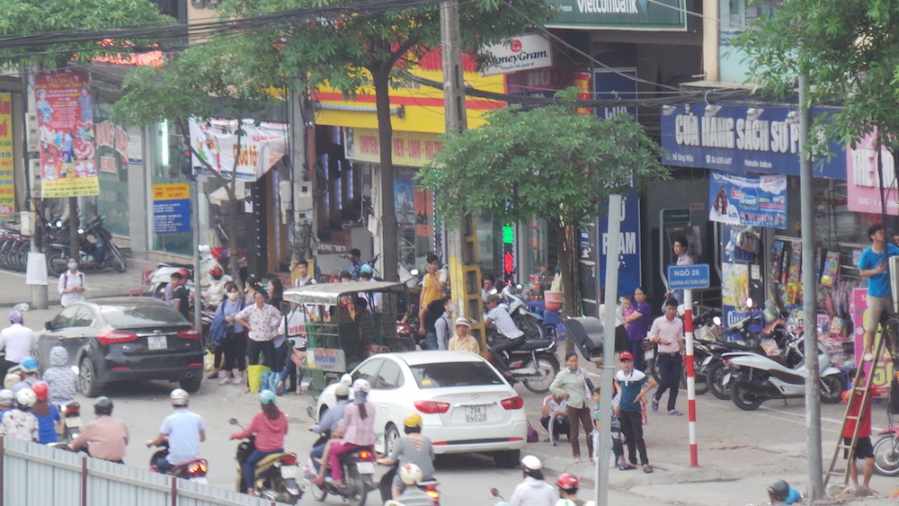 
Thời gian qua theo phản ánh của người dân sinh sống, kinh doanh buôn bán, cũng như làm việc ở dọc đường Hồ Tùng Mậu (điểm từ cổng đình Mai Dịch lên quá số nhà 52) luôn trong cảnh bất an vì một điểm xe bus. Họ cho rằng điểm xe bus này được đặt không đúng chỗ. Hàng ngày biết bao người qua lại, cảnh xe bus ra vào, xe ôm chèo kéo khách, hơn thế nữa có nhiều xe khách không phải xe bus nhưng được sơn mầu giống y trang xe bus ngang nhiên dừng đỗ đón trả khách có khi lên đến 20 phút đồng hồ. Tình trạng trên kéo dài từ ngày này sang ngày khác, tạo ra một khung cảnh lộn xộn mất mỹ quan, tình hình an ninh trật tự không đảm bảo.
