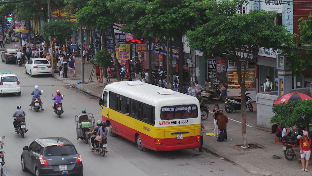Lợi dụng sự lộn xộn của điểm bus này một số xe khách vẫn ngang nhiên ra vào bắt khách, thậm chí còn đỗ lại từ 15 đến 20 phút để bắt khách.