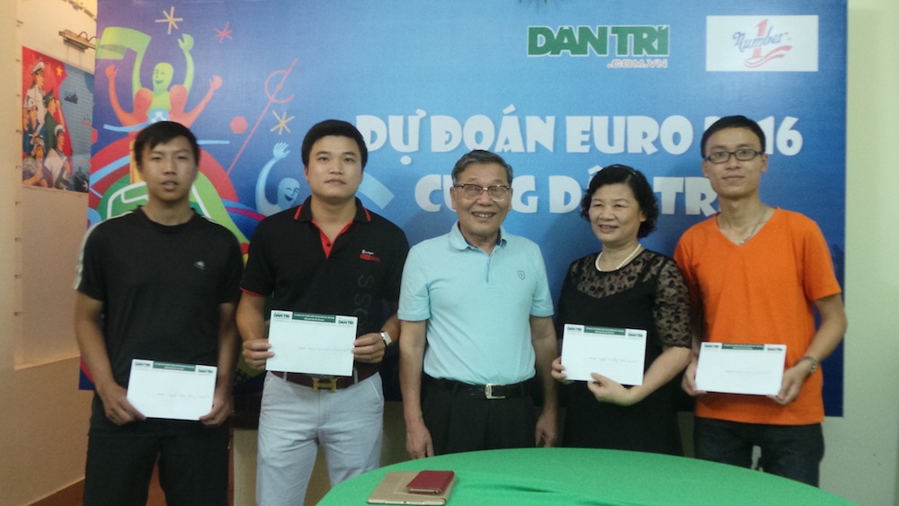 Phó TBT Báo điện tử Dân trí Nguyễn Lương Phán trực tiếp trao những phần quà có giá trị tới độc giả trúng thưởng ở vòng 2 Euro 2016.
