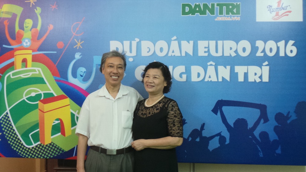 
Hai vợ chồng độc giả Nguyễn Thị Hồng Thắm cùng nhau đến nhận giải thưởng tại toà soạn Báo điện tử Dân trí.
