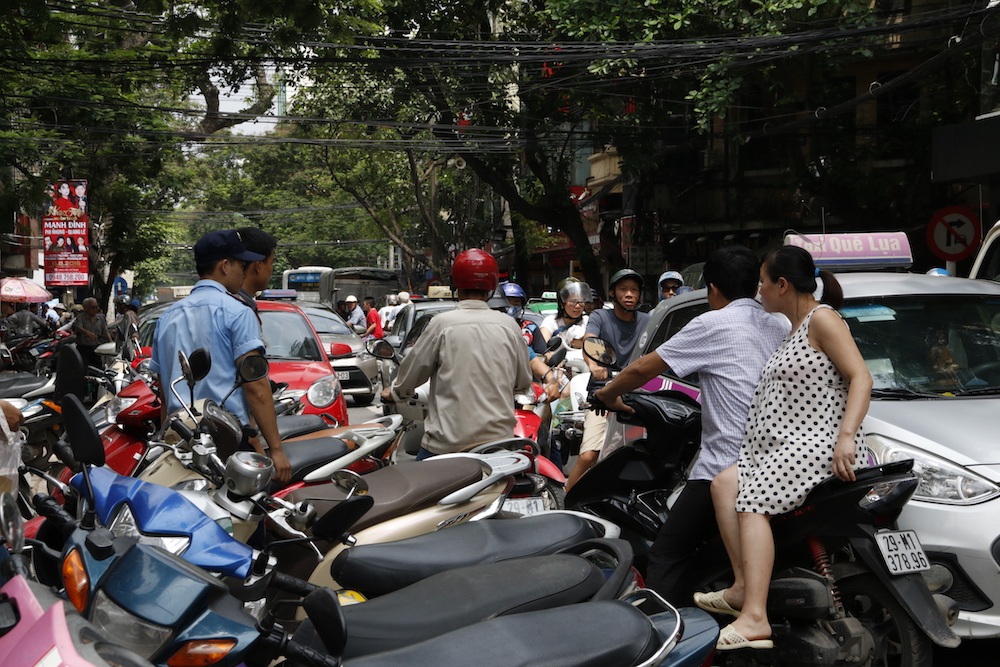 
Trong những ngày qua việc giá vàng tăng vọt đã làm cho số lượng người mua bán vàng tăng lên. Giao thông trên tuyến phố Trần Nhân Tông, nơi có nhiều cửa hàng vàng bạc đá quý, thường xuyên ùn ứ.
