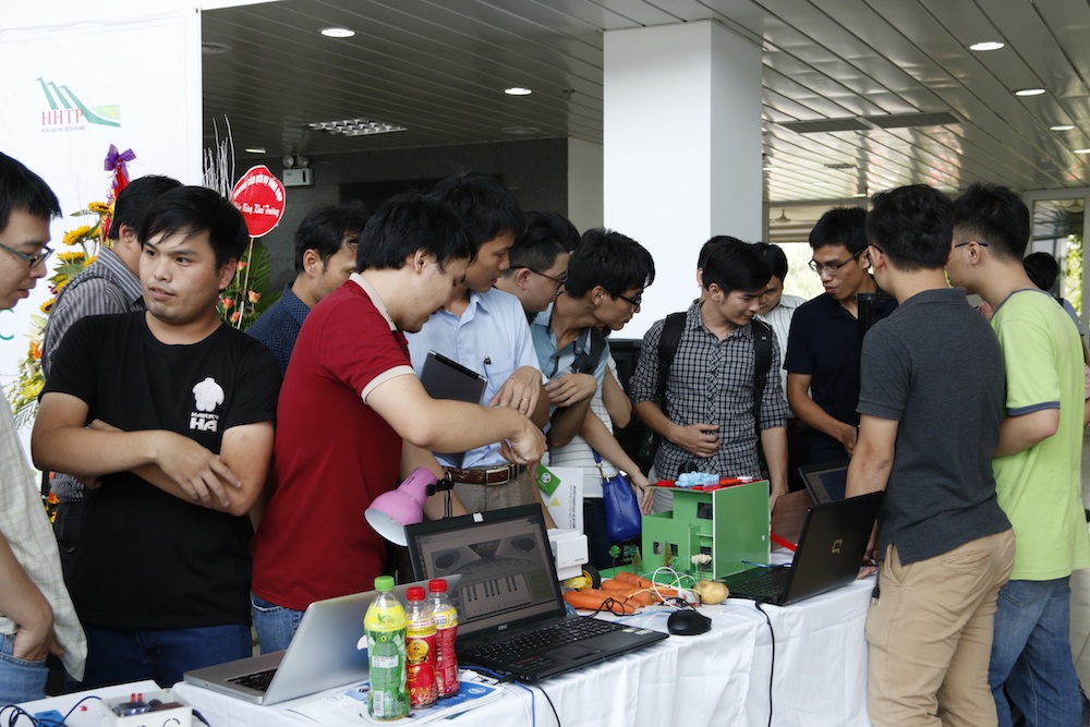 Phòng trưng bày của IoT ngay sau lễ khai trương đã thu hút được rất đông các bạn trẻ tham quan.