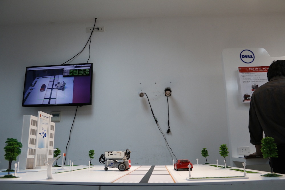 Giải pháp giao thông thông minh gồm có bãi đỗ xe thông minh, nhận diện biển số xe qua camera giám sát.