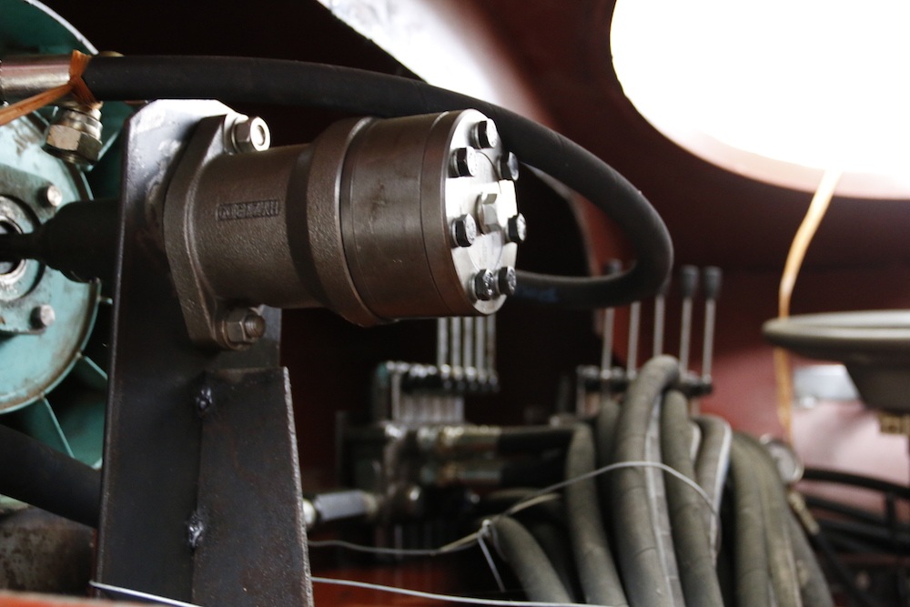 Khám phá "xe bọc thép" của thợ cơ khí không bằng cấp - 11