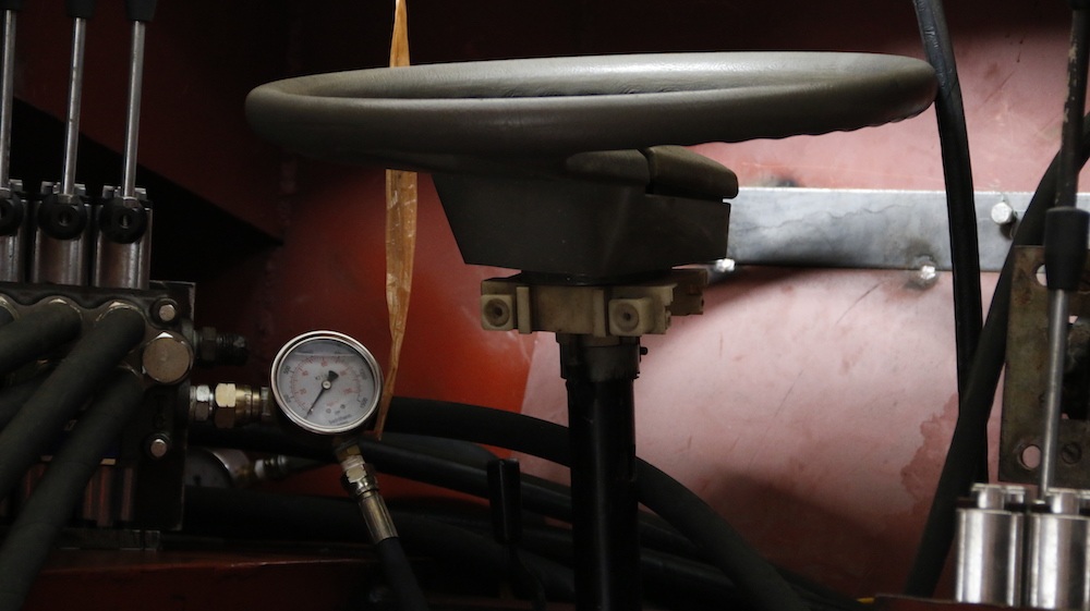 Khám phá "xe bọc thép" của thợ cơ khí không bằng cấp - 9